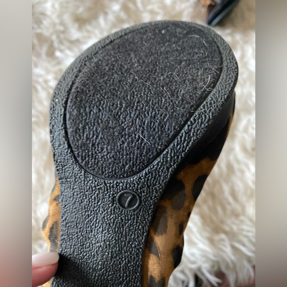 NWOT beautiful peep toe bootie. Never worn - Picture 3 of 5